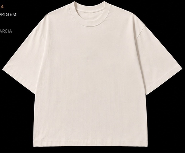 Camiseta oversized off-white lisa em visualização realista